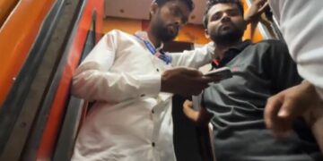 वायरल वीडियो: शर्मनाक! 'Tte se mera naam le Lena ...' 3 AC कोच अटेंडेंट बिना टिकट यात्रियों के रिश्वत लेता है, नेटिज़ेंस ने घृणा की