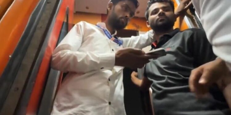 वायरल वीडियो: शर्मनाक! 'Tte se mera naam le Lena ...' 3 AC कोच अटेंडेंट बिना टिकट यात्रियों के रिश्वत लेता है, नेटिज़ेंस ने घृणा की