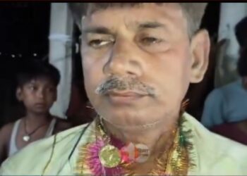 वायरल वीडियो: सरकार स्कूल के हेडमास्टर ने विधवा के साथ समझौता करने की स्थिति में लाल हाथ पकड़ा, ग्रामीणों ने उसे हरा दिया, फिर शादी करने के लिए मजबूर किया