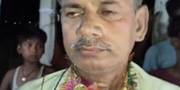 वायरल वीडियो: सरकार स्कूल के हेडमास्टर ने विधवा के साथ समझौता करने की स्थिति में लाल हाथ पकड़ा, ग्रामीणों ने उसे हरा दिया, फिर शादी करने के लिए मजबूर किया