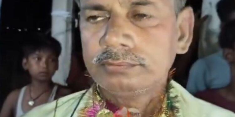 वायरल वीडियो: सरकार स्कूल के हेडमास्टर ने विधवा के साथ समझौता करने की स्थिति में लाल हाथ पकड़ा, ग्रामीणों ने उसे हरा दिया, फिर शादी करने के लिए मजबूर किया