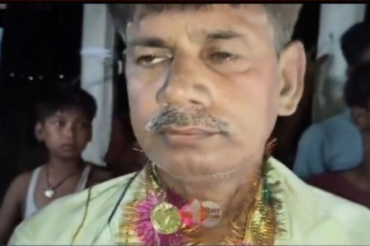 वायरल वीडियो: सरकार स्कूल के हेडमास्टर ने विधवा के साथ समझौता करने की स्थिति में लाल हाथ पकड़ा, ग्रामीणों ने उसे हरा दिया, फिर शादी करने के लिए मजबूर किया