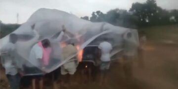 सांसद वायरल वीडियो: परिवार मूसलाधार बारिश के बीच तारपालिन के तहत अंतिम संस्कार करता है, नेटिज़ेंस रिएक्ट