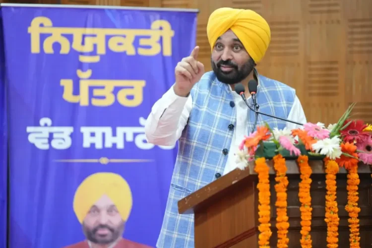 सीएम के रूप में राज्य में ऐतिहासिक क्षण 54,422 युवाओं को सरकारी नौकरी देने के लिए प्रक्रिया पूरी करता है