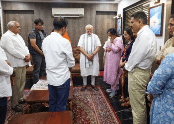 हमने पूर्व-सीएम विजय रूपानी के परिवार से मिलने के बाद मोमोदी की कोशिश में कंधे से कंधा मिलाकर काम किया