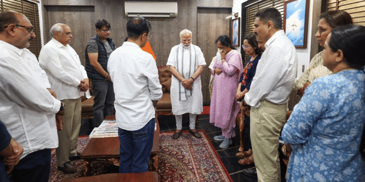 हमने पूर्व-सीएम विजय रूपानी के परिवार से मिलने के बाद मोमोदी की कोशिश में कंधे से कंधा मिलाकर काम किया