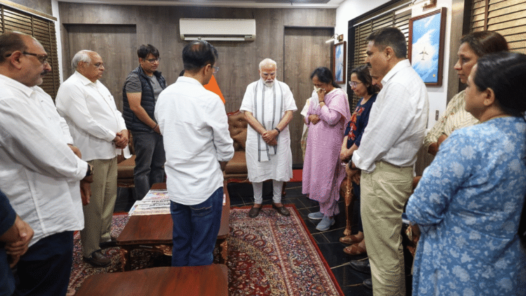 हमने पूर्व-सीएम विजय रूपानी के परिवार से मिलने के बाद मोमोदी की कोशिश में कंधे से कंधा मिलाकर काम किया