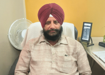 हरिद्वार के लाखबीर सिंह ने संरक्षित खेती के तहत उगाए गए कार्बनिक गुलाब से सालाना 10 लाख रुपये कमाए।