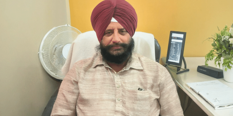हरिद्वार के लाखबीर सिंह ने संरक्षित खेती के तहत उगाए गए कार्बनिक गुलाब से सालाना 10 लाख रुपये कमाए।