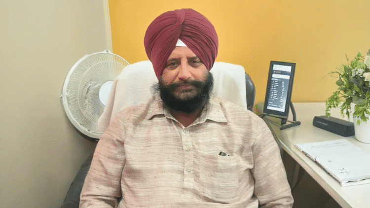 हरिद्वार के लाखबीर सिंह ने संरक्षित खेती के तहत उगाए गए कार्बनिक गुलाब से सालाना 10 लाख रुपये कमाए।