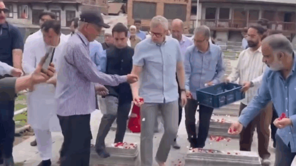 उमर अब्दुल्ला वायरल वीडियो: J & K CM मुक्त हो जाता है, मंदिर में प्रवेश करने के लिए तराजू दीवार और प्रार्थना, इंटरनेट ओवरड्राइव में
