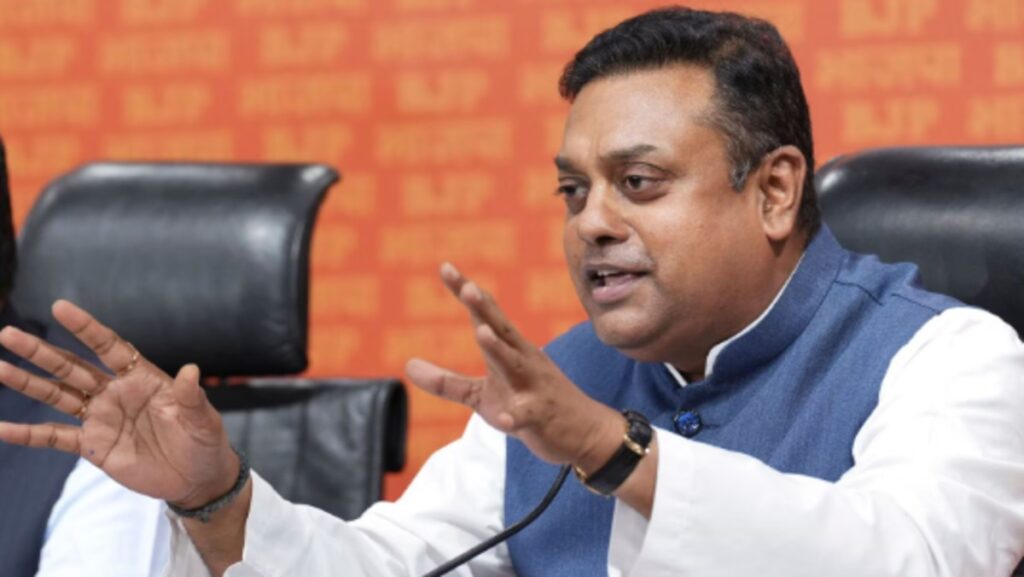 "कांग्रेस ने आधार मुद्दे पर दोहरे मानकों को दिखाया"