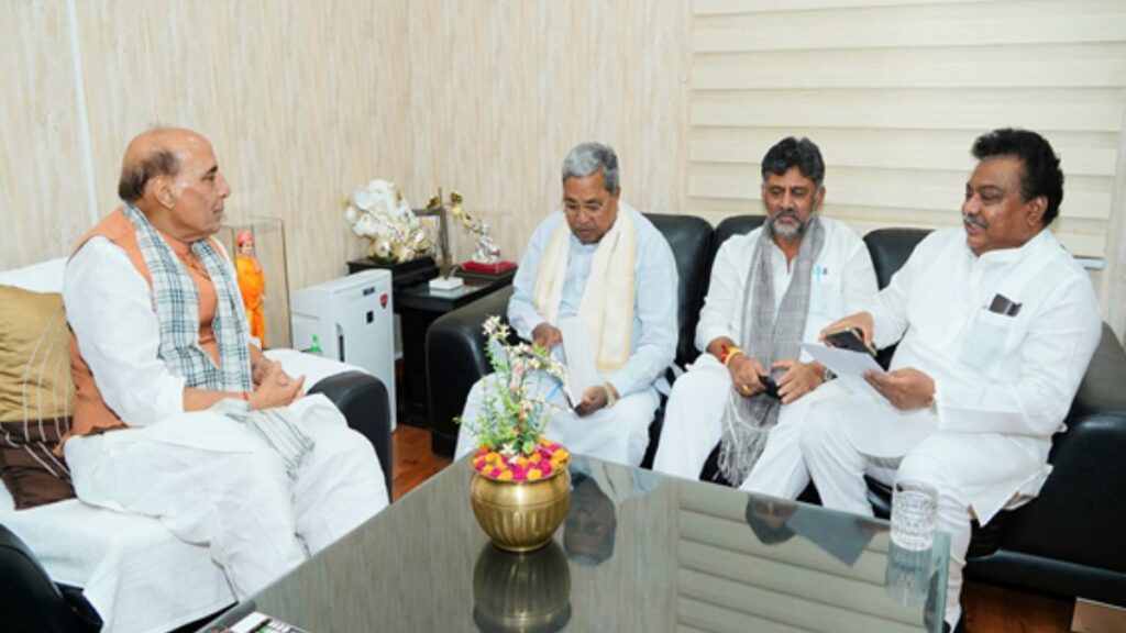 दिल्ली: कर्नाटक सीएम सिद्धारमैया रक्षा मंत्री राजनाथ सिंह से मिलते हैं, बेंगलुरु में रक्षा गलियारे पर चर्चा करते हैं