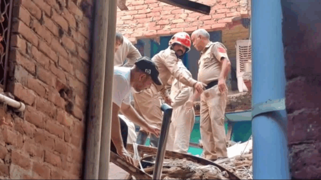 दिल्ली बिल्डिंग पतन: चार मंजिला इमारत नीचे गिरती है, कई फंस गए, बचाव संचालन चल रहा है