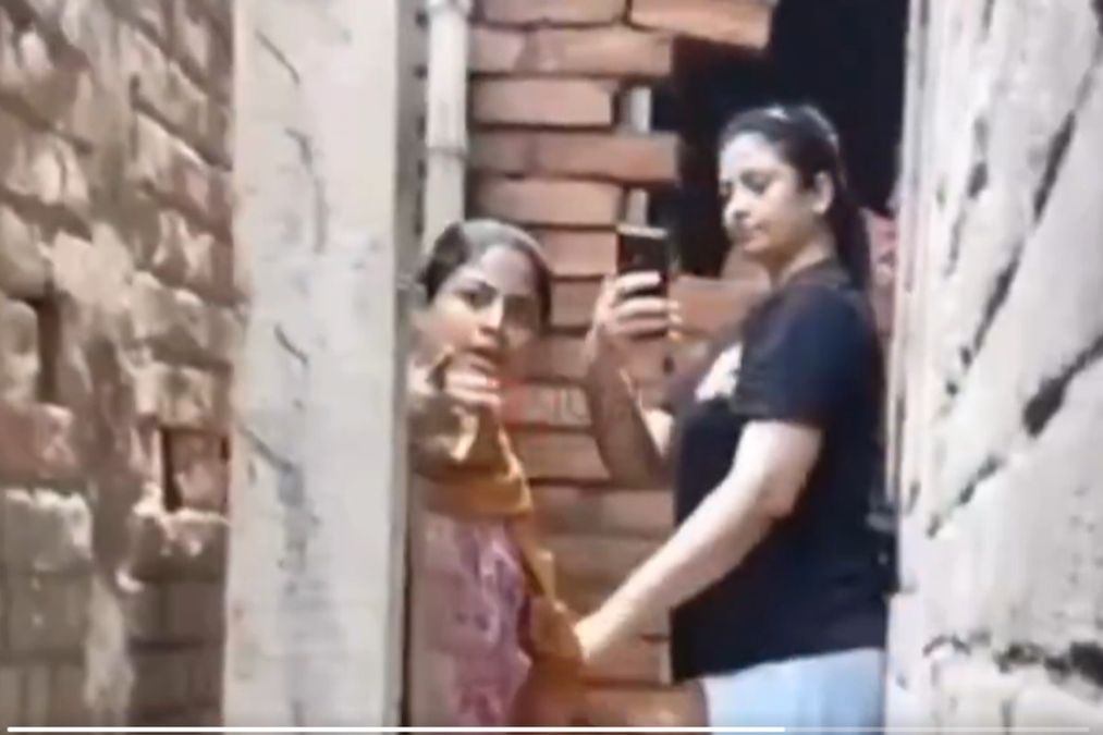 देखो: मोहम्मद शमी की पूर्व पत्नी हसिन जाहन का वायरल वीडियो कथित तौर पर पड़ोसी झटके के साथ मारपीट कर रहा है, सार्वजनिक प्रतिक्रियाएं डालें