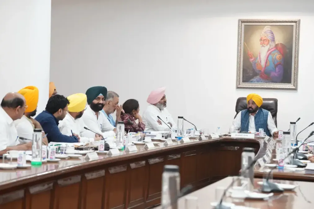 पंजाब अपने सभी निवासियों को cm और केजरीवाल लॉन्च मुख मन्त्री सेहट बीमा योज्ना के रूप में and 10 लाख तक का कैशलेस उपचार प्रदान करने के लिए देश में पहला राज्य बन गया।