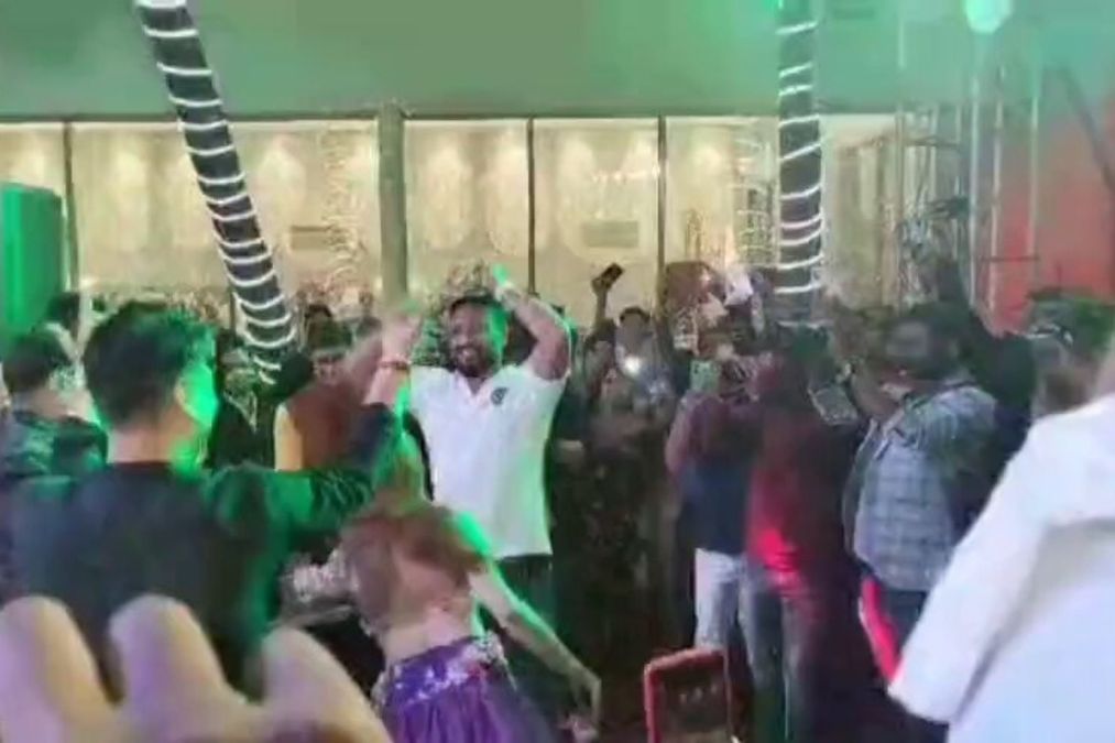पश्चिम बंगाल वायरल वीडियो: टीएमसीपी नेता कॉलेज फेस्ट को अश्लीलता, शराब, अश्लील नृत्य में प्रदर्शन पर बदल देता है, भाजपा प्रश्न शिक्षा प्रणाली WB में