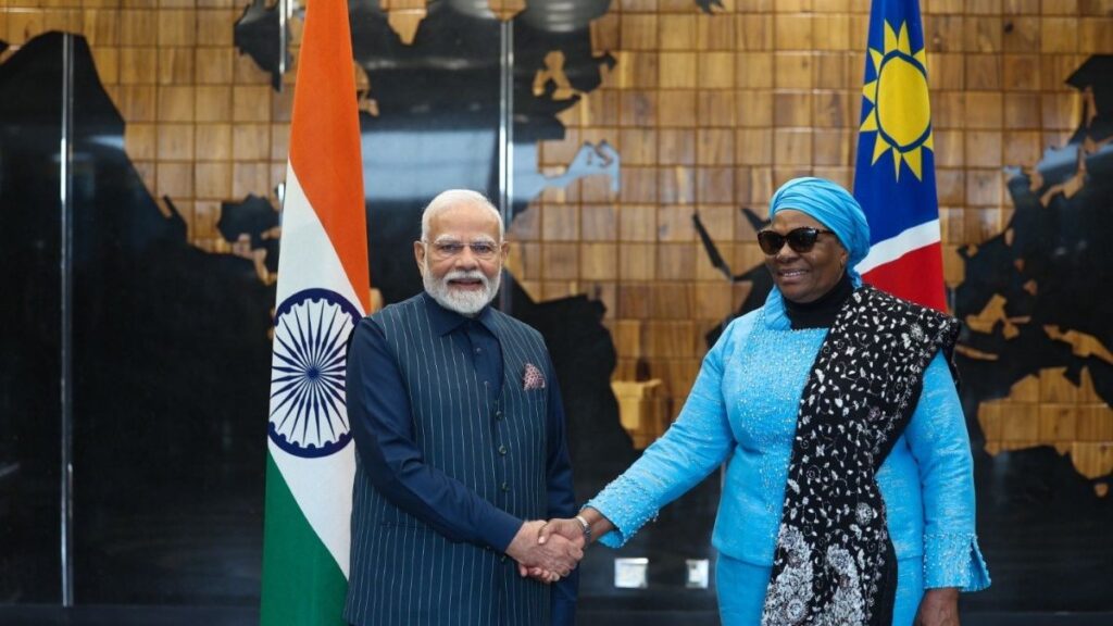 पीएम मोदी ने नामीबिया में औपचारिक स्वागत किया, राष्ट्रीय युद्ध मेमोरियल में पुष्पांजलि दी