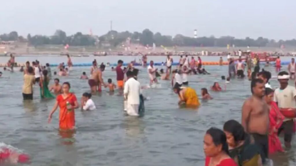 यूपी: हजारों भक्त श्रवण अम्वास्या के अवसर पर प्रार्थना में संगम में पवित्र डुबकी लेते हैं