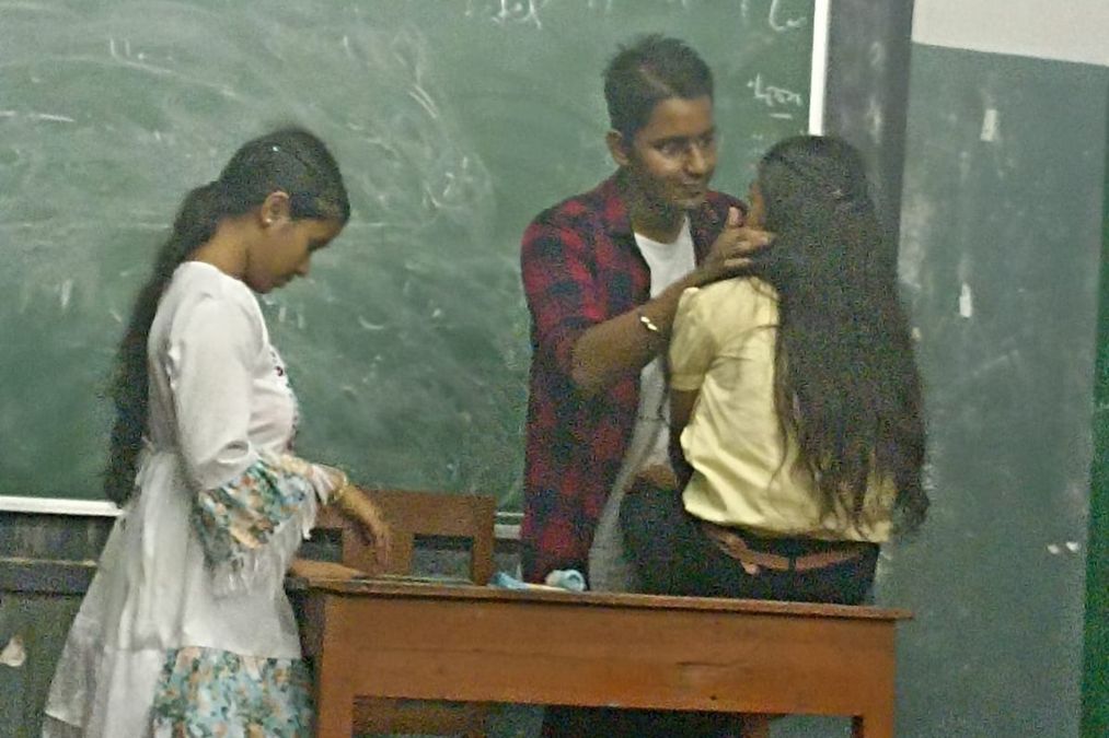 वायरल वीडियो: 'अनुचित और शिकारी व्यवहार ...' टीएमसीपी नेता ने महिला छात्रों को परेशान करने का आरोप लगाया, भाजपा सवाल उठाती है
