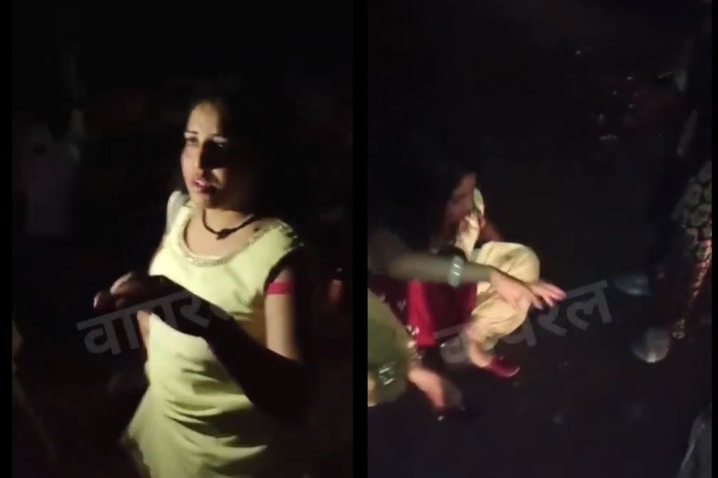 वायरल वीडियो: 'गडी मी क्या कर राही द ...' पत्नी ने सड़क के बीच में एक और महिला के साथ पति को पकड़ लिया, उसे काले और नीले रंग में हराया