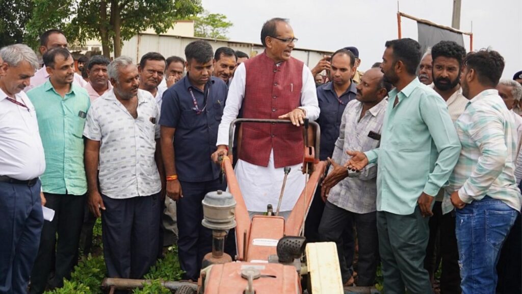 शिवराज सिंह चौहान ने जूनगढ़ का दौरा किया, का कहना है कि 2 करोड़ महिलाएं 15 अगस्त तक 'लखपति दीदी' बनेंगी, मूंगफली किसानों से मिलती हैं