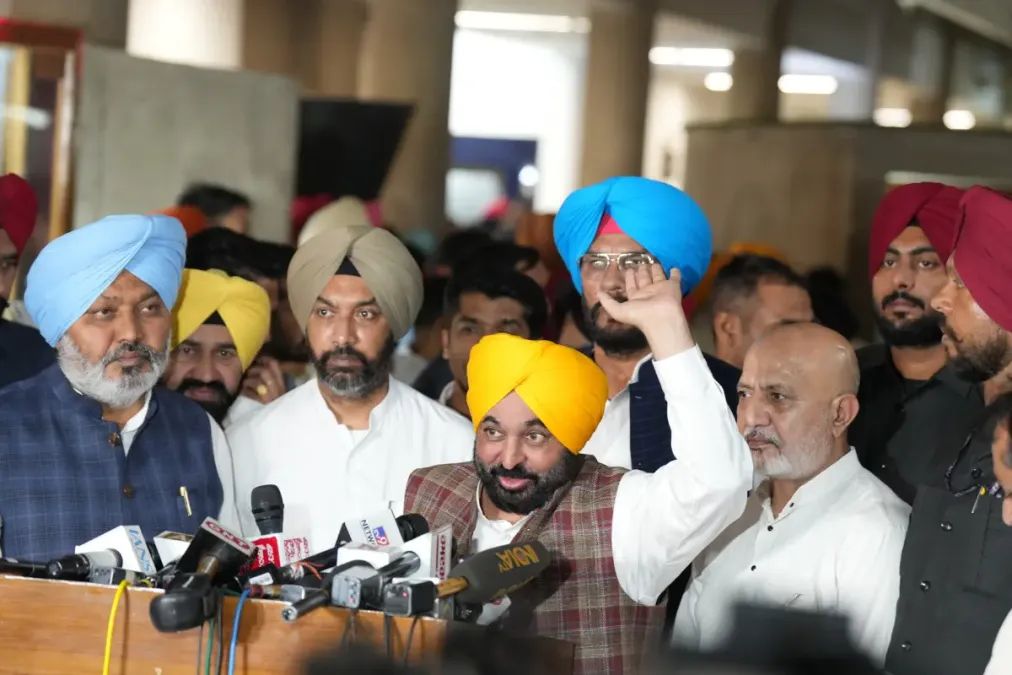 सीएम ने बीजेपी को एफआईआर को दर्ज करके लोकतंत्र की आवाज को थूथन करने की कोशिश के लिए स्लैम किया