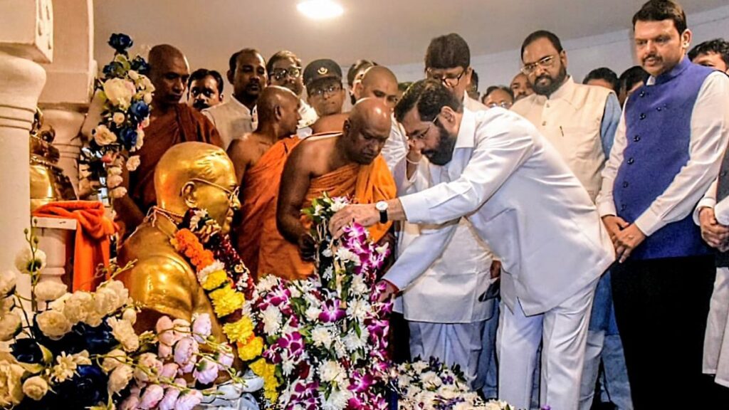 हेजिंग दांव या आसन? 1 सोशल इंजीनियरिंग के प्रयास में, शिंदे सेना ने अंबेडकर के पोते के साथ संबंध बनाए