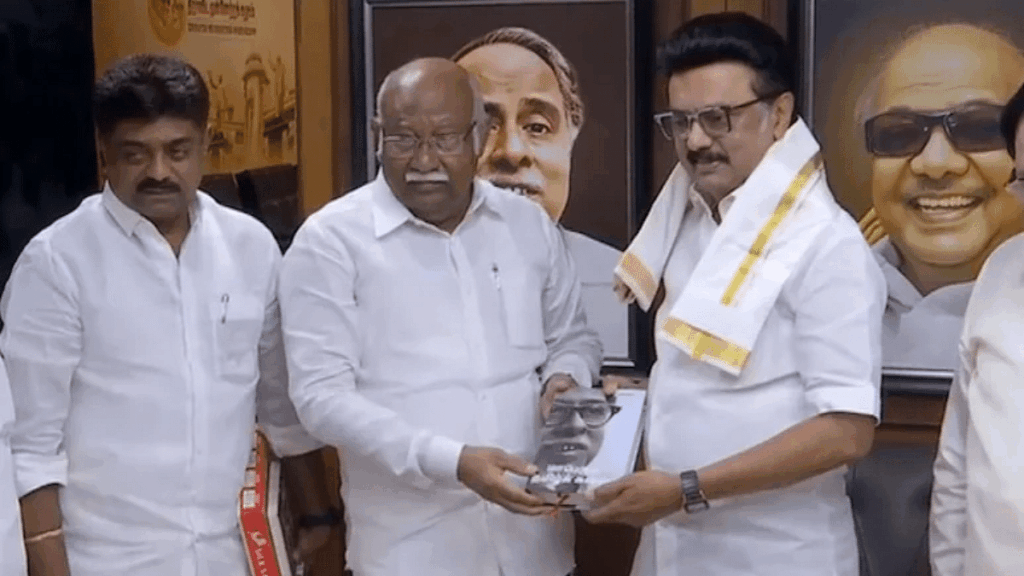 AIADMK का मुस्लिम चेहरा Anwhar Raajhaa DMK से जुड़ता है, का कहना है कि उनकी पूर्व पार्टी 'अब भाजपा के हाथों में है'