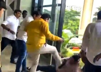 ओडिशा वायरल वीडियो: भाजपा पार्षदों ने व्यापक दिन के उजाले में वरिष्ठ आईएएस अधिकारी को बेरहमी से हराया, बीजेडी के अध्यक्ष इसे 'शर्मनाक हमला' कहते हैं