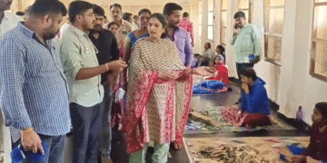 'कॉकरोच, सेंटीपीड' एपी के राजनीतिक प्रवचन में क्रॉल करते हैं क्योंकि राज्य द्वारा संचालित हॉस्टल में भोजन लेंस के अंतर्गत आता है