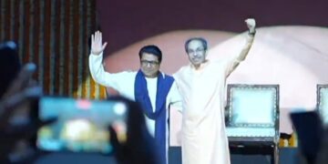 ठाकरे चचेरे भाई 20 वर्ष में पहली बार मंच साझा करते हैं। राज कहते हैं कि 'फडणवीस ने वह किया जो बालासाहेब भी नहीं कर सकता था'