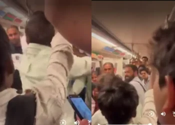 दिल्ली मेट्रो वायरल वीडियो: दो पुरुषों के बीच डब्ल्यूडब्ल्यूई फ्रीस्टाइल तापमान बढ़ाता है, नेटिज़ेन कहते हैं कि 'कुश्ती का मैदान बन रहा है ...'
