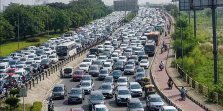 दिल्ली समाचार: पुराने वाहनों पर ईंधन प्रतिबंध, काम में नई नीति