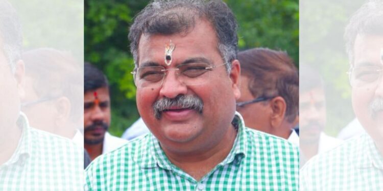 नए महाराष्ट्र भाजपा के प्रमुख रवींद्र चवां, आरएसएस जड़ों के साथ फडनवीस वफादारी, शिंदे सेना को खड़खड़ कर सकते हैं