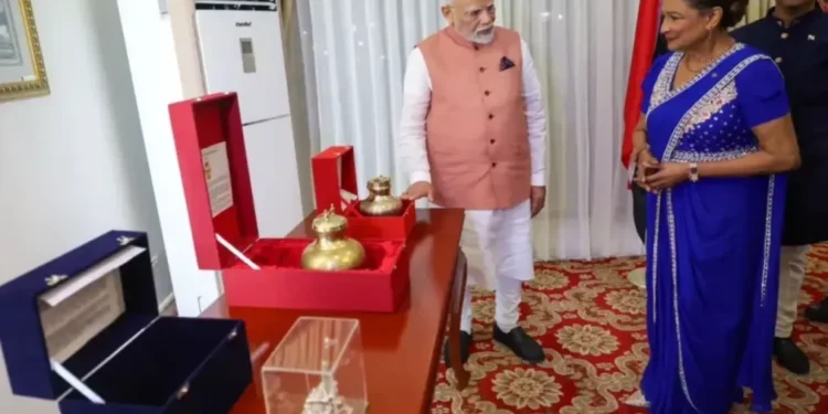 पीएम मोदी त्रिनिदाद और टोबैगो यात्रा: पीएम मोदी ने त्रिनिदाद और टोबैगो में राम मंदिर प्रतिकृति और पवित्र जल प्रस्तुत किया, गहरे सांस्कृतिक संबंधों पर प्रकाश डाला