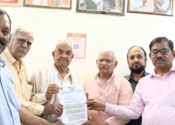 पेंशनर्स फोरम आयुशमैन कार्ड धोखाधड़ी पर अलार्म उठाता है, कलेक्टर को साक्ष्य प्रस्तुत करता है