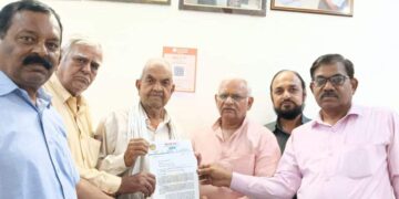 पेंशनर्स फोरम आयुशमैन कार्ड धोखाधड़ी पर अलार्म उठाता है, कलेक्टर को साक्ष्य प्रस्तुत करता है