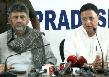 फायरफाइटिंग मोड में, सुरजेवला ने पार्टी लाइन खींची- कर्नाटक में गार्ड के परिवर्तन पर कोई चर्चा नहीं
