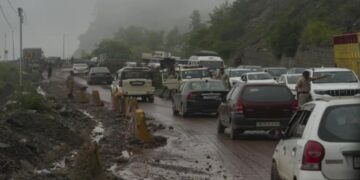 भारी बारिश हिमाचल में यातायात, बिजली, पानी की आपूर्ति को बाधित करती है; 269 ​​सड़कें अवरुद्ध, 285 ट्रांसफार्मर प्रभावित हुए