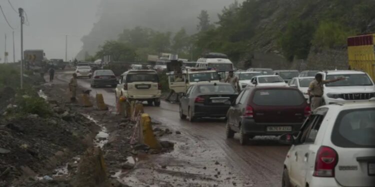 भारी बारिश हिमाचल में यातायात, बिजली, पानी की आपूर्ति को बाधित करती है; 269 ​​सड़कें अवरुद्ध, 285 ट्रांसफार्मर प्रभावित हुए