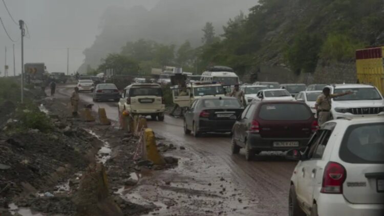 भारी बारिश हिमाचल में यातायात, बिजली, पानी की आपूर्ति को बाधित करती है; 269 ​​सड़कें अवरुद्ध, 285 ट्रांसफार्मर प्रभावित हुए