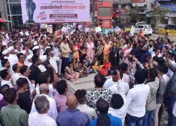 महाराष्ट्र सरकार स्कूलों के लिए 'हिंदी के रूप में 3 भाषा' के आदेशों पर भाजपा को फिर से जोड़ा गया
