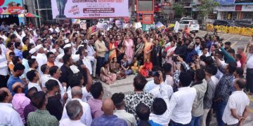 महाराष्ट्र सरकार स्कूलों के लिए 'हिंदी के रूप में 3 भाषा' के आदेशों पर भाजपा को फिर से जोड़ा गया