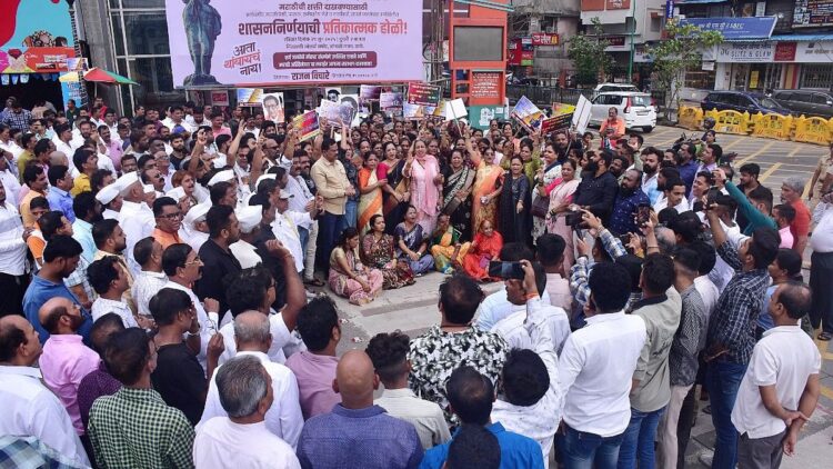 महाराष्ट्र सरकार स्कूलों के लिए 'हिंदी के रूप में 3 भाषा' के आदेशों पर भाजपा को फिर से जोड़ा गया