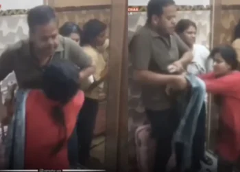 मेरट वायरल वीडियो: पति ने पत्नी द्वारा प्रेमिका के साथ लाल हाथ पकड़ा; नेटिज़ेन कहते हैं, 'ब्लू ड्रम ट्रीटमेंट'