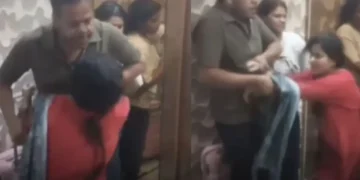 मेरट वायरल वीडियो: पति ने पत्नी द्वारा प्रेमिका के साथ लाल हाथ पकड़ा; नेटिज़ेन कहते हैं, 'ब्लू ड्रम ट्रीटमेंट'