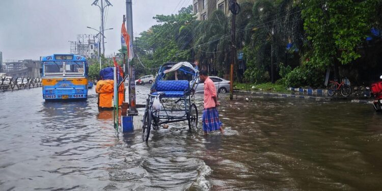 मौसम अद्यतन: IMD हिमाचल, मध्य प्रदेश, महाराष्ट्र और जम्मू में बेहद भारी बारिश के लिए लाल अलर्ट जारी करता है; उत्तराखंड, छत्तीसगढ़, और पंजाब भी हाई अलर्ट पर