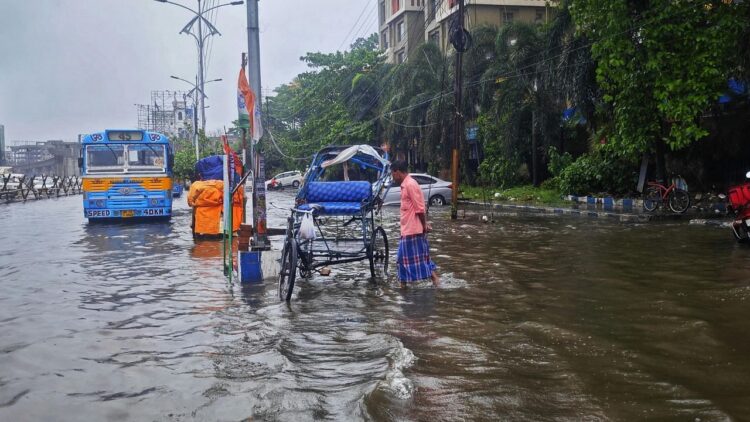 मौसम अद्यतन: IMD हिमाचल, मध्य प्रदेश, महाराष्ट्र और जम्मू में बेहद भारी बारिश के लिए लाल अलर्ट जारी करता है; उत्तराखंड, छत्तीसगढ़, और पंजाब भी हाई अलर्ट पर