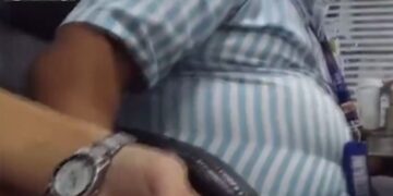 वायरल वीडियो: एसबीआई पुरुष कर्मचारी अनुचित रूप से महिला सहयोगी को कार्यालय में छूता है, वह रिकॉर्ड करता है, व्यापक गुस्से में स्पार्क करता है